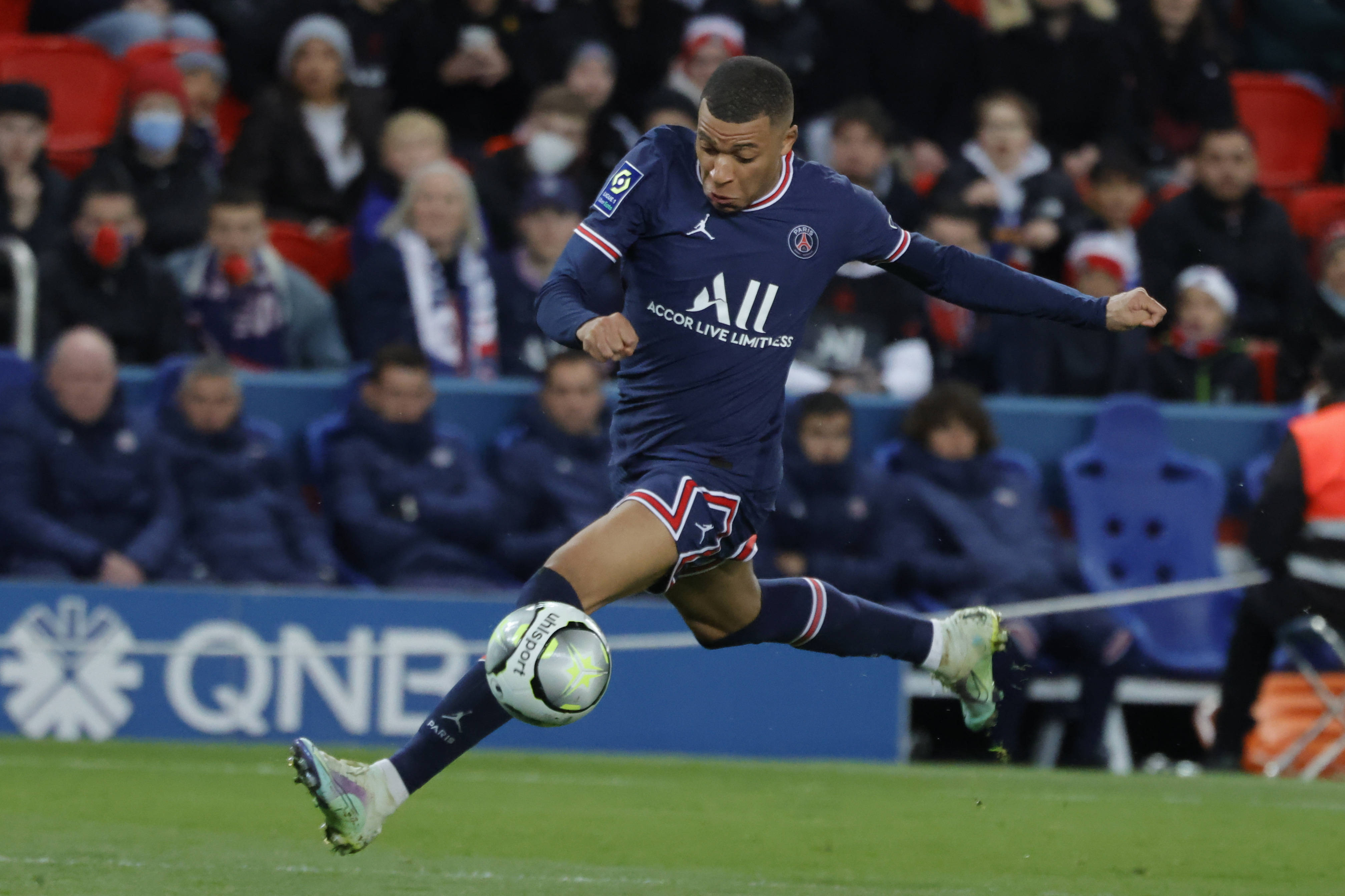 圣埃蒂安队员表现出色，客场战胜对手的简单介绍