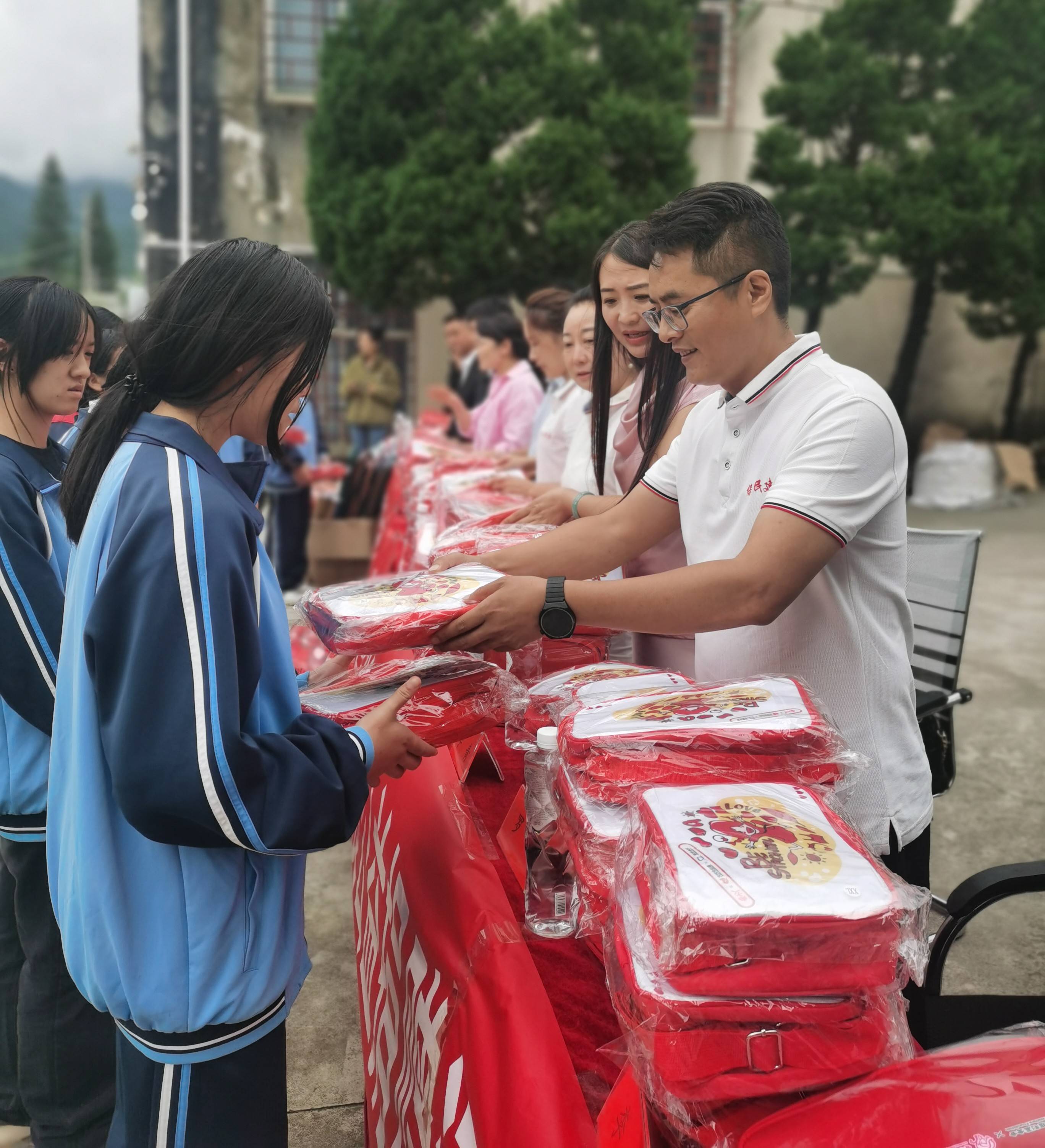 包含球队举行爱心公益活动，向当地慈善机构捐赠的词条