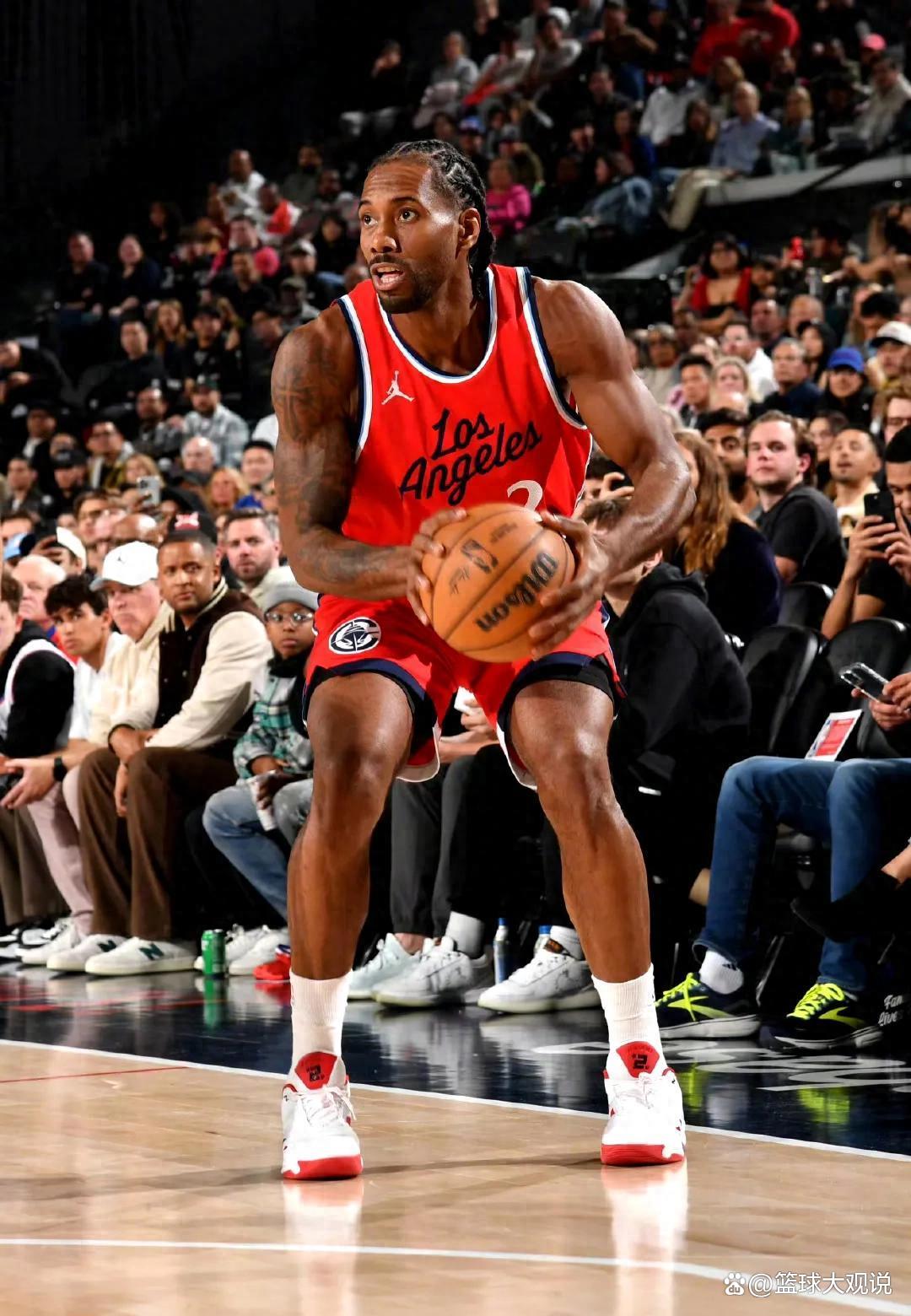 关于快船主场惨败黄蜂，伦纳德仍稳定发挥的信息