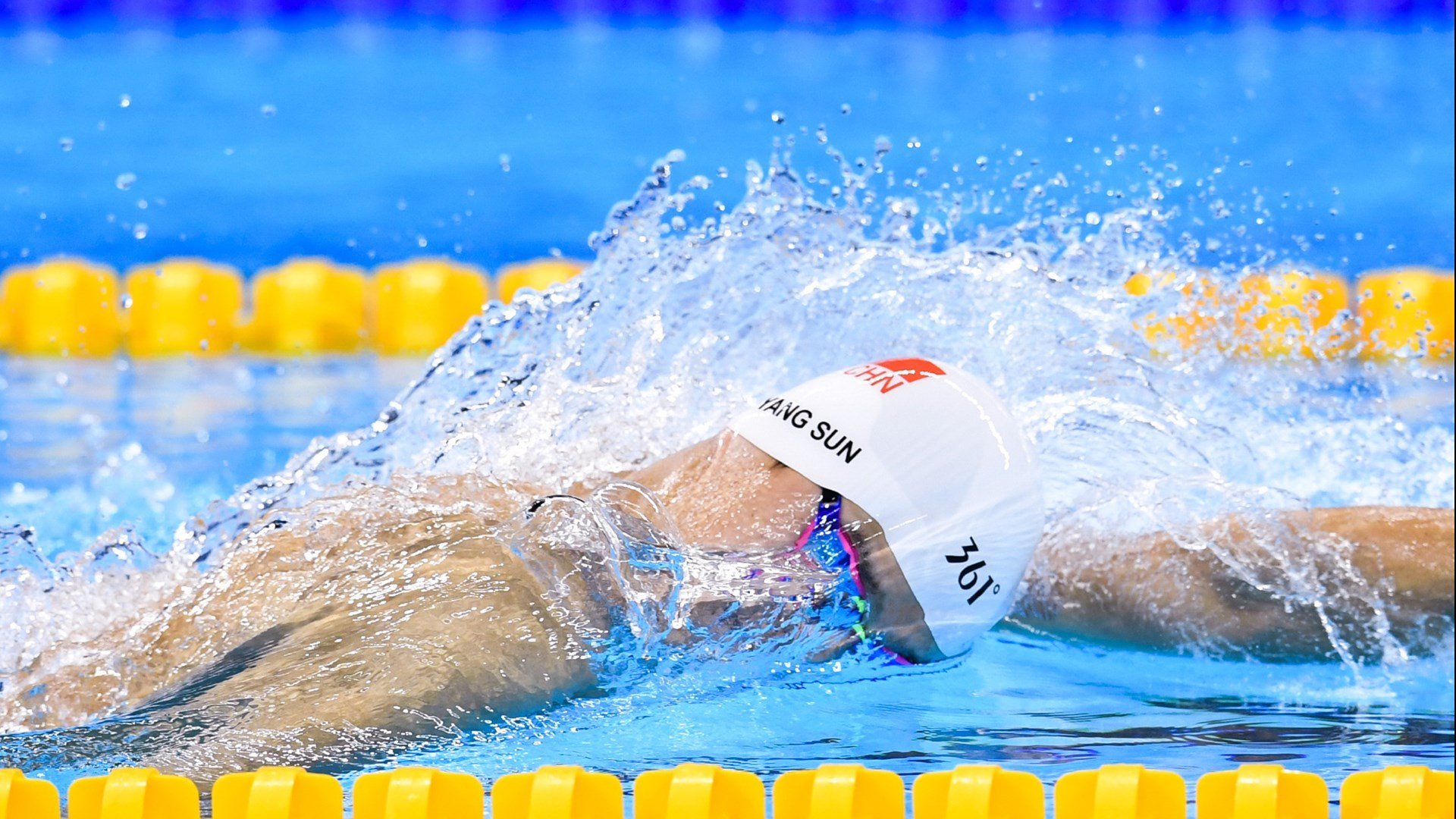 莱万独造三球闪耀全场,多特蒙德战术完胜喀麦隆