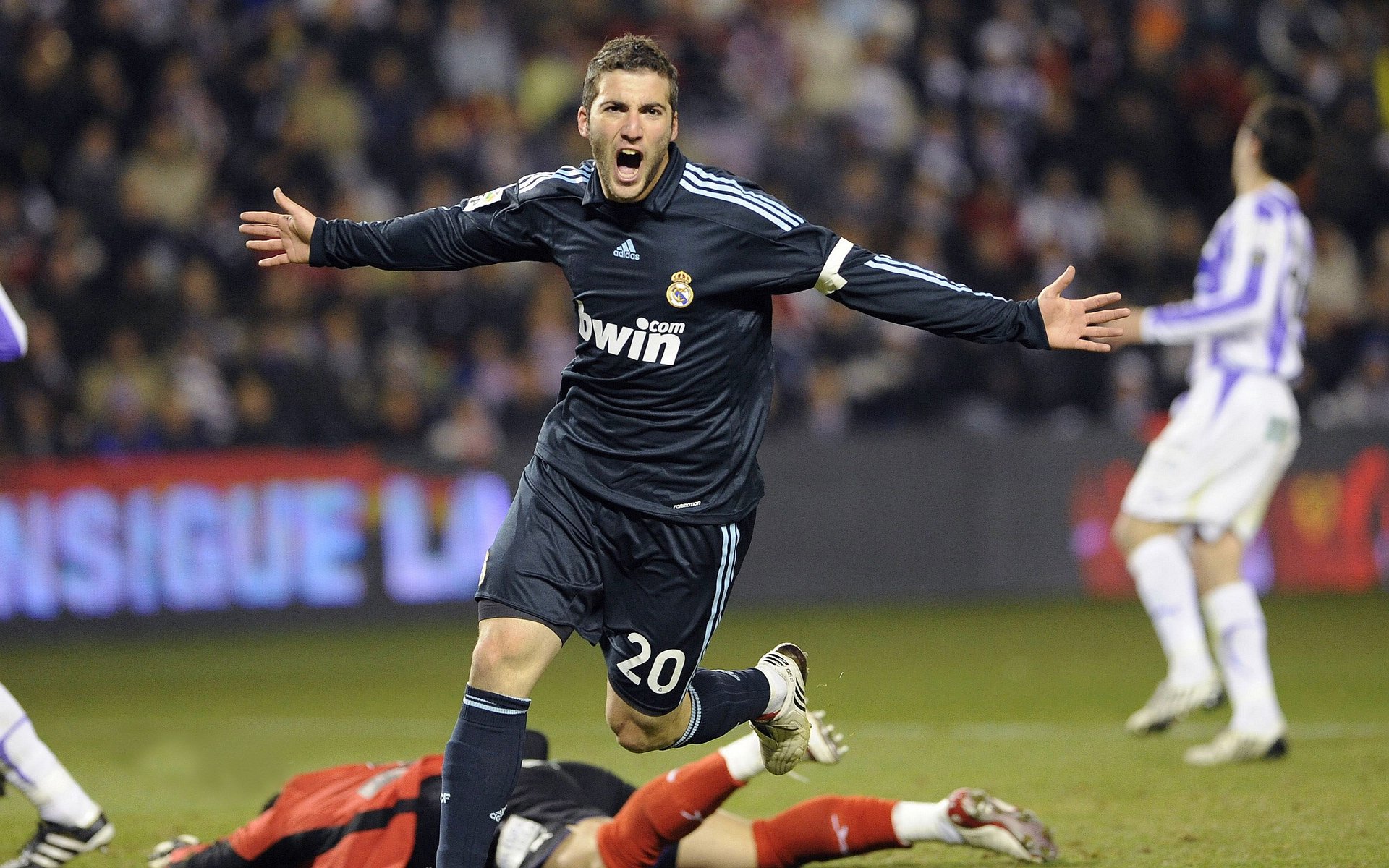 绝境双雄,从威尔士压哨奇迹到萨内欧冠封神