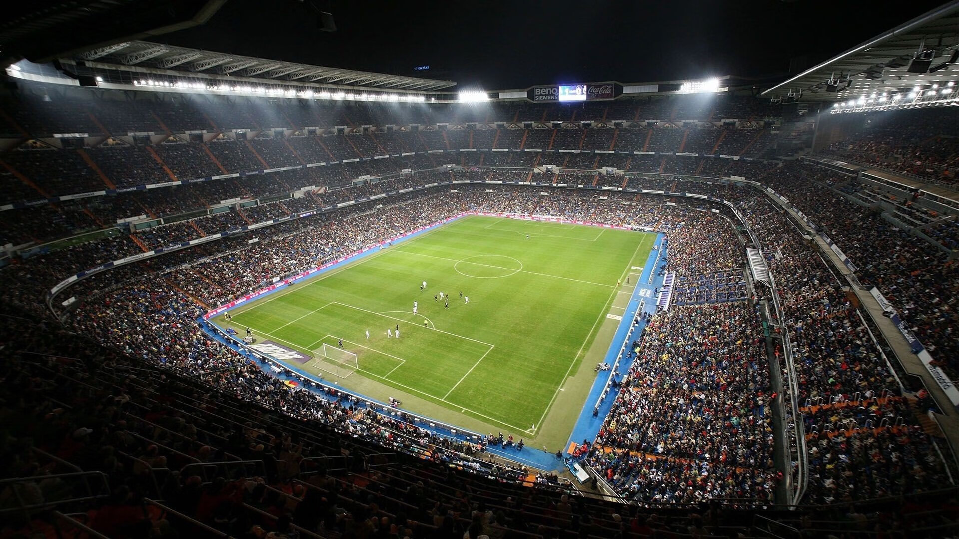 CBA赛场惊现跨时空对决，文班亚马空降山西，热火成唯一背景板